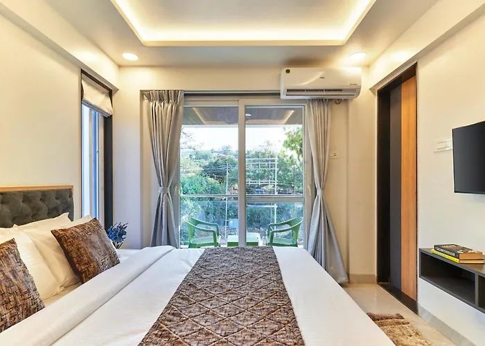 Drizzle Resort With Swimming Pool Near Maapro Garden