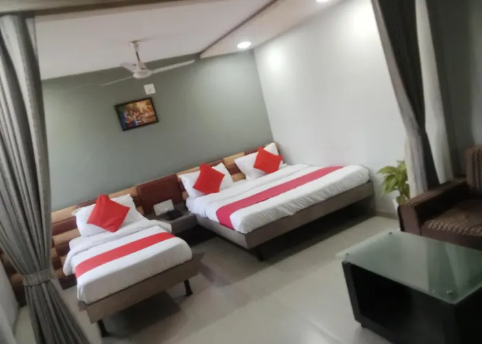 Hotel Cm Palace & Guest House & P.G Rooms