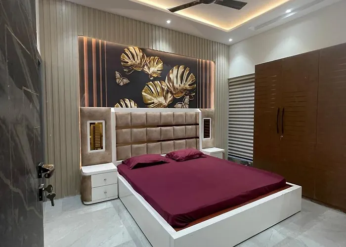 Amazing 3Bhk Home Near Airport With Jacuzzi & Private Pool In Punjabi Bagh