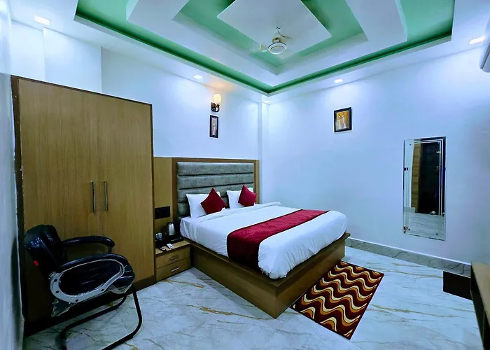 Hotel Parkland - Mathura Vrindavan - Premium Stay With Lift - Free Gym -Free Parking-Free Wifi