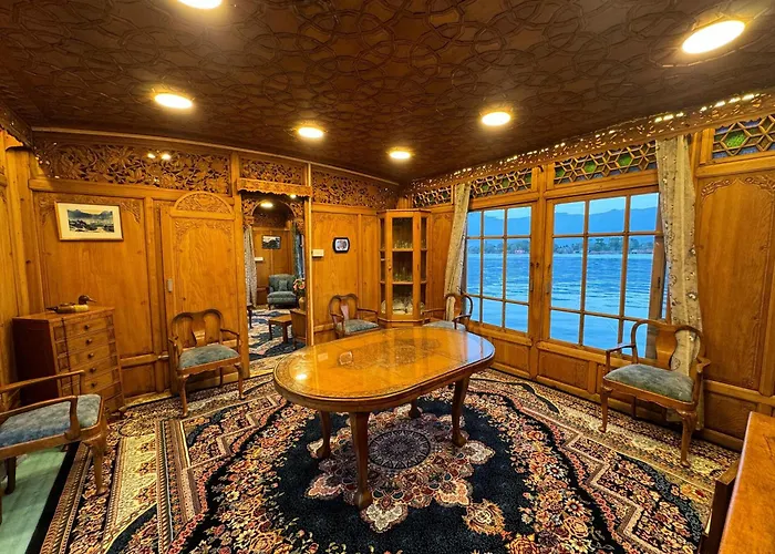 Peacock Houseboats