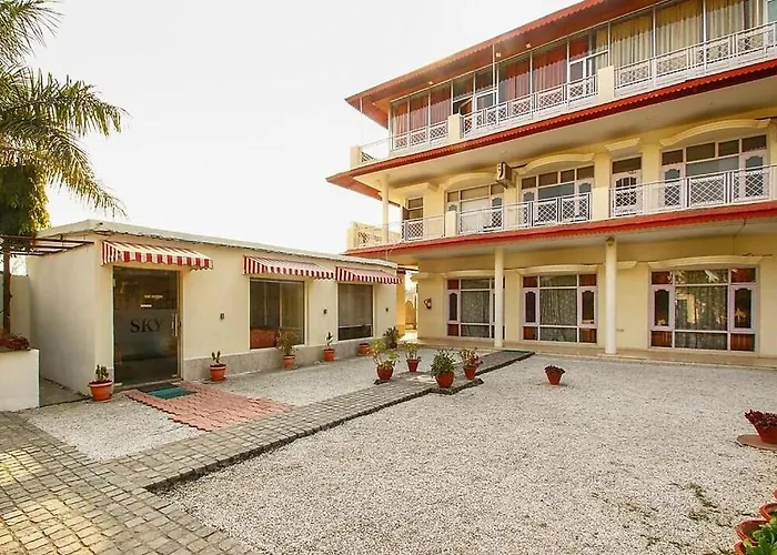 Skyview Stays I Party Lawns I Adjacent The Good Club I 1Km Sukhna Lake,Rock Garden & High Court I