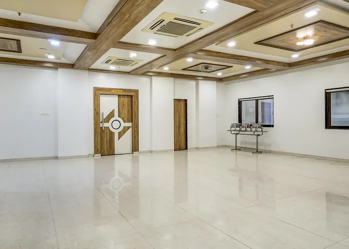 Super Townhouse Oak Regal Inn Near Sant Tukaram Nagar Metro Station