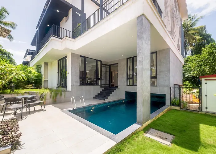 Saffronstays Rio - 4Br Pet-Friendly Villa With Glass-Bottom Pool, Rooftop Party Zone & Bar Near Candolim & Coco Beach