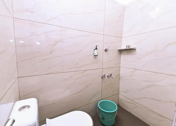 Nirupama,Hotel Aluva 700 Mtr From Aluva Railway Station