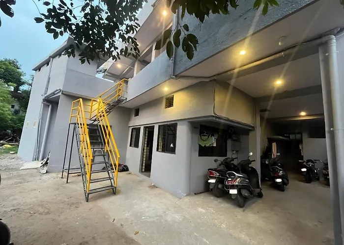 Beds & Boys Hostel