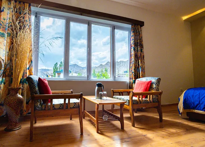 Hotel Lingzi - At The Mall Road & Newly Renovated