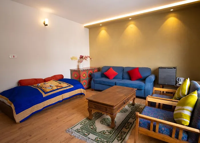 Hotel Lingzi - At The Mall Road & Newly Renovated