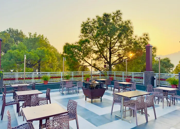 Hotel Pearl Grand White Near Volvo Bus Stand #Private Parking #Heated Rooms #In City Centre