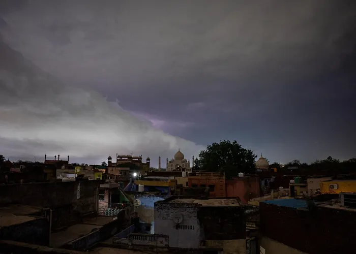Joey'S Hostel Agra - 200M From Taj Mahal