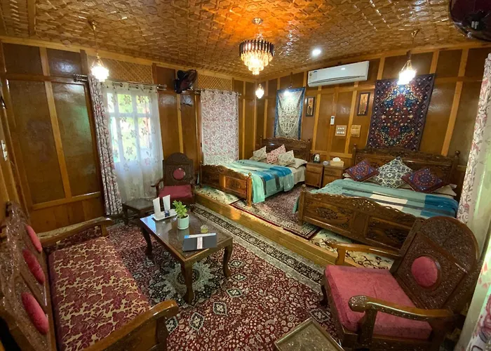 Movie Land Group Of House Boats