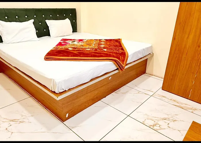 Hotel White S - Stay Near Shri Mahakaleshwar Jyotirlinga Temple - Free Wifi & Free Parking - Fully Air Conditioned And Spacious Room - Excellent Service Recommended