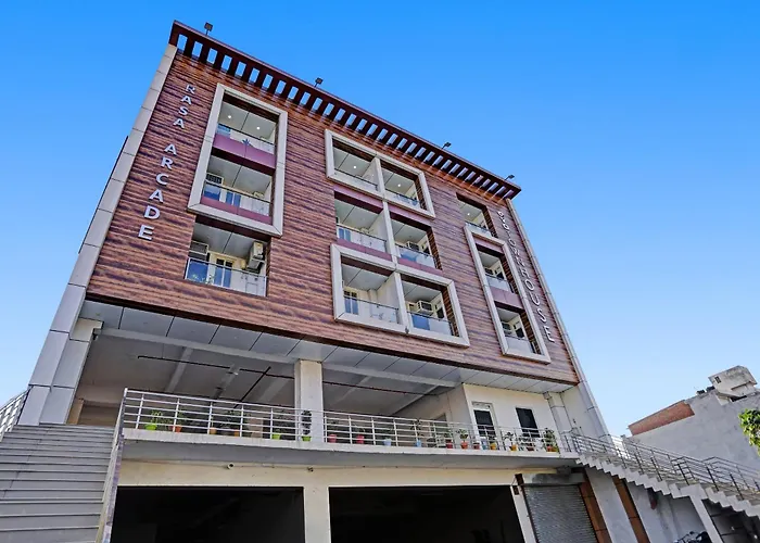 Townhouse Hotel The Rasa A Premium Park Near Onyx Mall Vasundhara