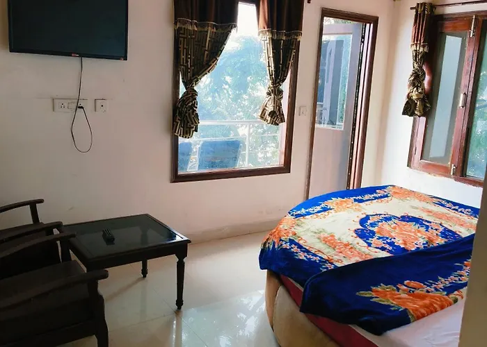 Hotel Holiday Plaza Dalhousie - Near Ghandhi Chowk Mall Road