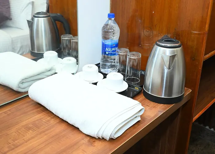 Hotel Maitreya Inn Near Cmc Hospital, Vit, Sripuram Temple,Naruvi Hospital