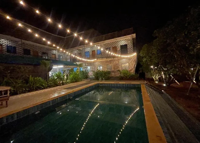 12 Monks - Backpacker Resort