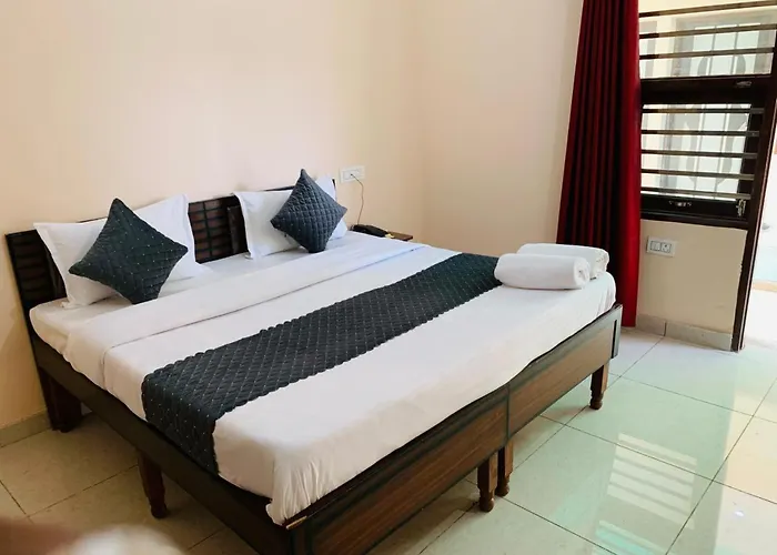 Mahadev Hotel !! Near Chandigarh Int'L Airport !