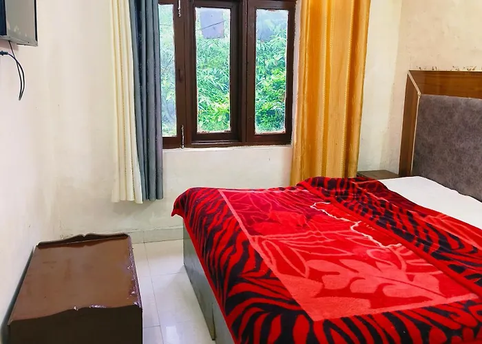 Hotel Holiday Plaza Dalhousie - Near Ghandhi Chowk Mall Road