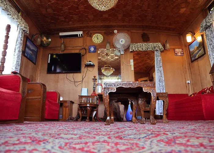 Houseboat Zaindari Palace