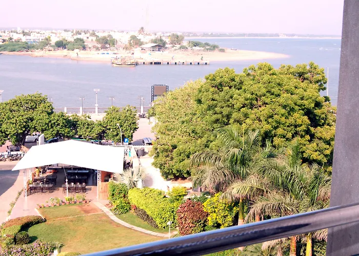 Hotel Apaar With Sea Face Garden Restaurant