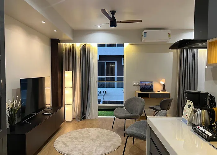 Petal Stays - Neon Homeotel 1 Km From Airport