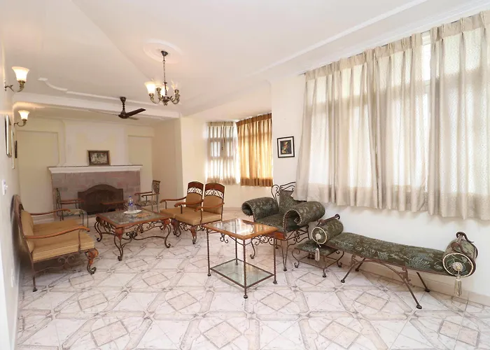 Sun Pine Villa: Forest Retreat with Open-Air Amenities Kasauli