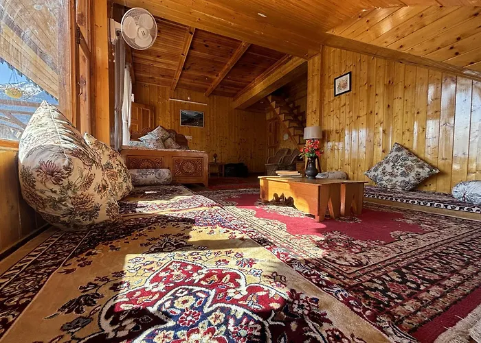 Cafe Saffron Sips & Stays - Alpine Suites Naggar Near Manali
