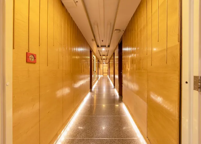 Aman Continental With Restaurant - 5Mins From Connaught Place ,Railway Station & Metro