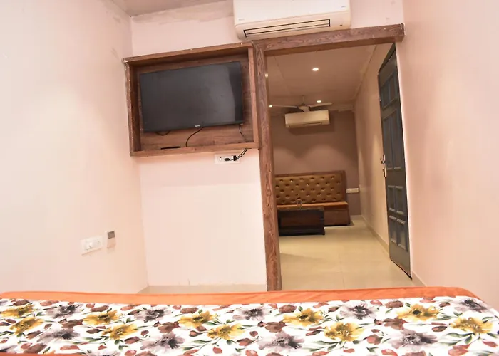 Qotel Comfort Golden Saffron - Hotel In Punjabi Bagh Near Metro