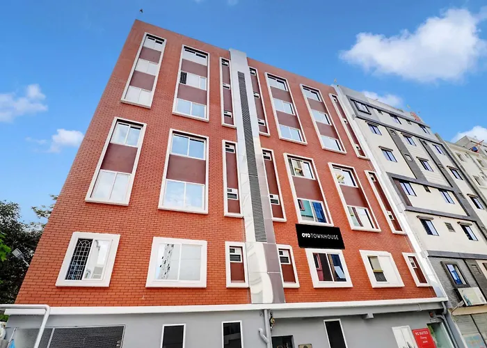 Townhouse Ecity Inn