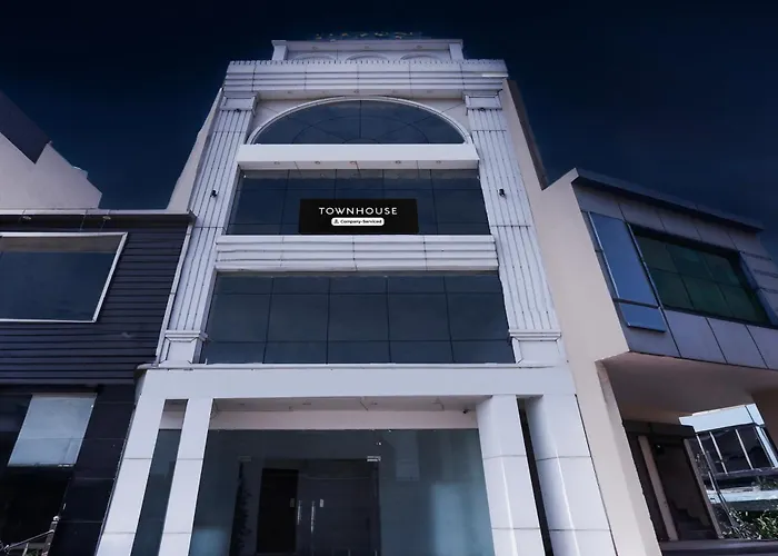 Super Townhouse Eden Garden Zirakpur