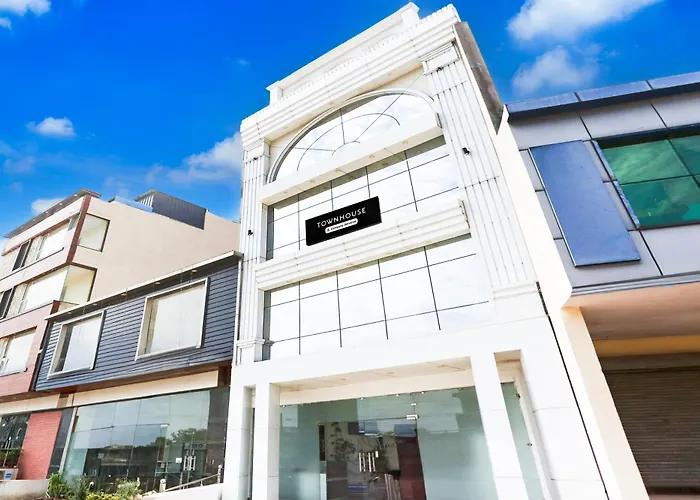 Super Townhouse Eden Garden Zirakpur