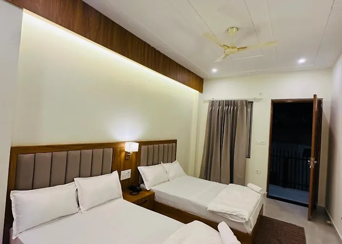 Hotel Rishikesh Paradise - Best Stay In Tapovan , Guests Favourite,Travellers Delight !!