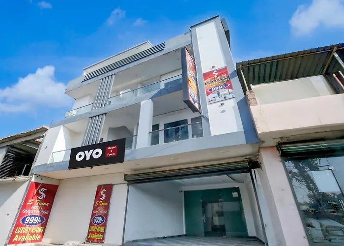 Hotel O S Town Guest House
