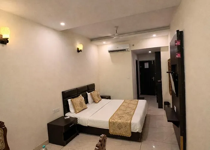 Jbs Comfort Residency Zirakpur Chandigarh # Couple Friendly # Parking # Lift #Travelers Choice