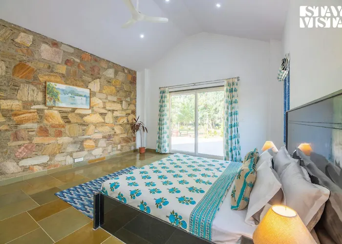 Stayvista'S Villa M3 - Farmstay - 4Bhk With Sports Turf & Private Pool