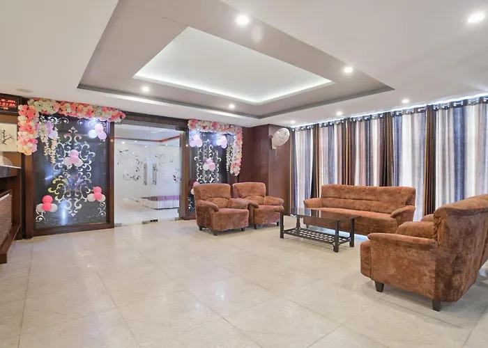 Super Townhouse Divya Palace