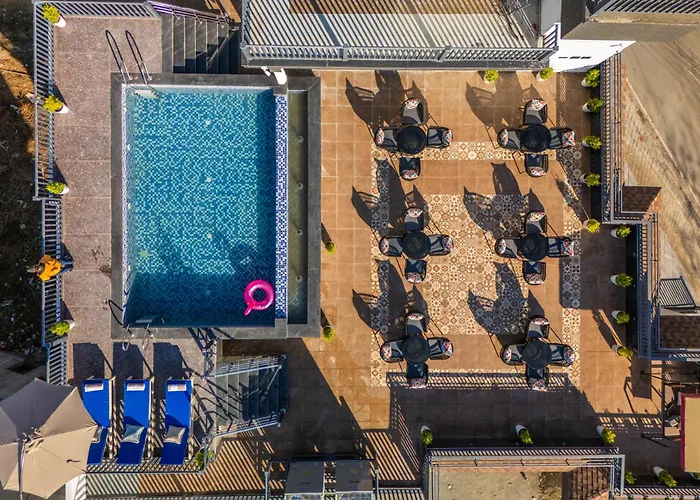 Perfectstayz Luxe Kapilaz With Rooftop Pool & Cafe, Bhimtal