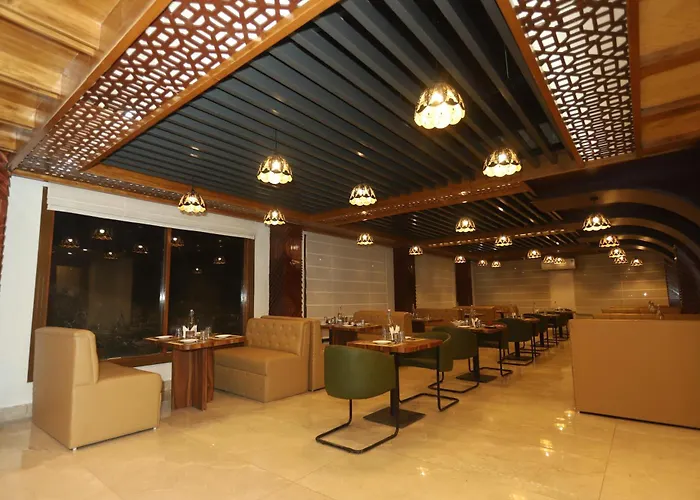 The Udit By West Western - Central Heated And Air Cooled - River View & Roof Top Cafe & Bar
