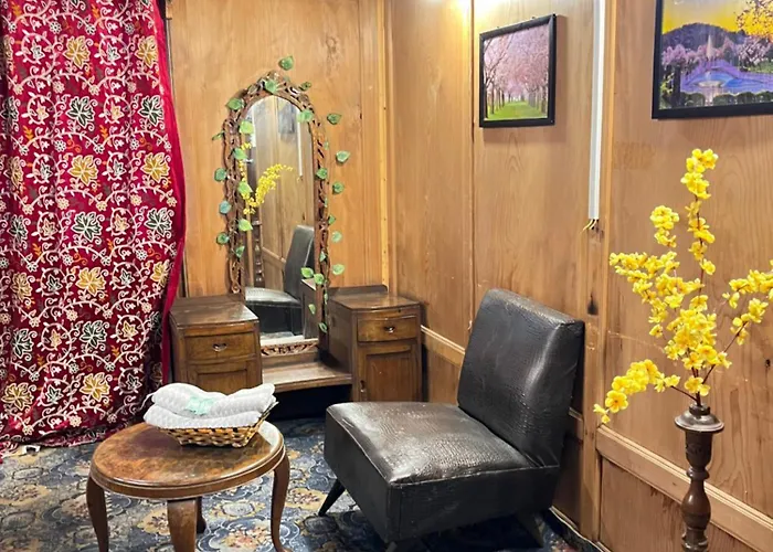 Shangrilla Houseboat