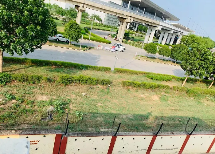 Hotel Mahadev Home-Stay !! Near Chandigarh It'L Airport