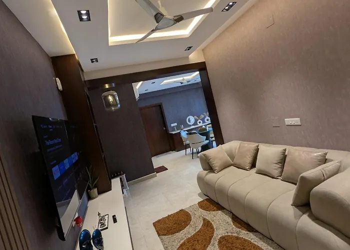 2Bhk Aurea Stays Luxury Living With Balcony Views Near Dn Regalia Mall Bhubaneswar
