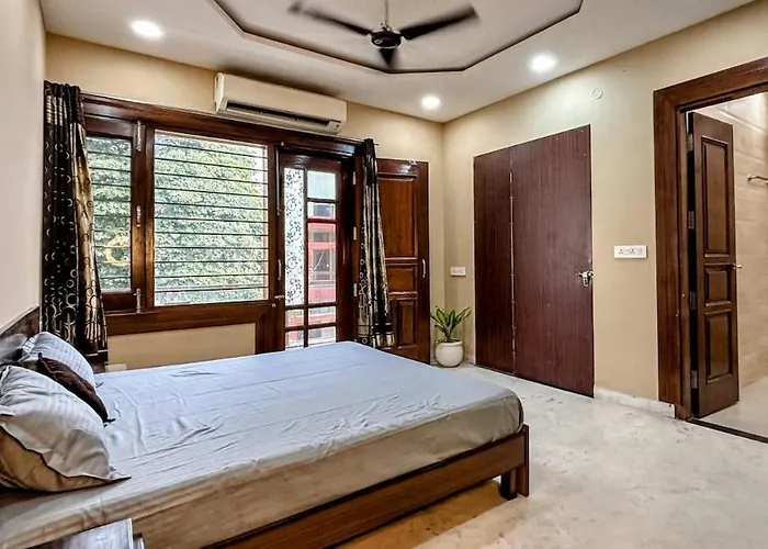 Luxurious 3Bhk Minimal Apartment Ps5 And Tv