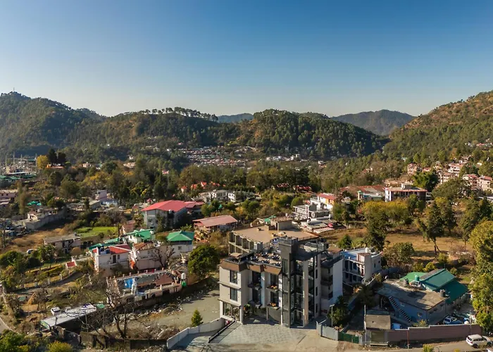 Perfectstayz Luxe Kapilaz With Rooftop Pool & Cafe, Bhimtal
