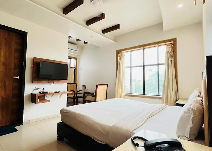 Hotel Metro 966O9O1Oo6 I 500Mtr Away Shreenathji Temple Only 10Min Walking Distance By Sk