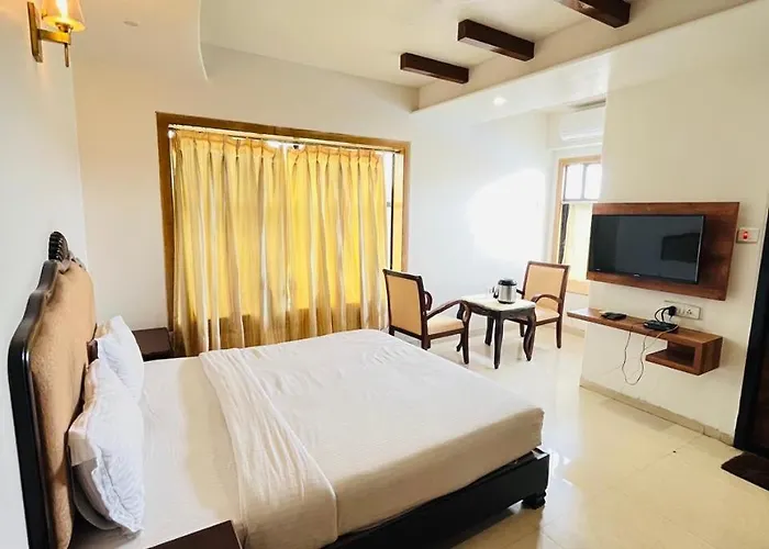 Hotel Metro 966O9O1Oo6 I 500Mtr Away Shreenathji Temple Only 10Min Walking Distance By Sk