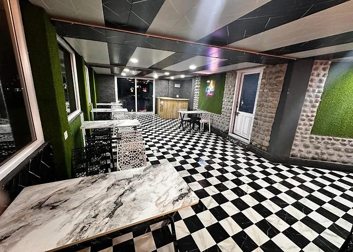 Glampfire Hotel And Cafe