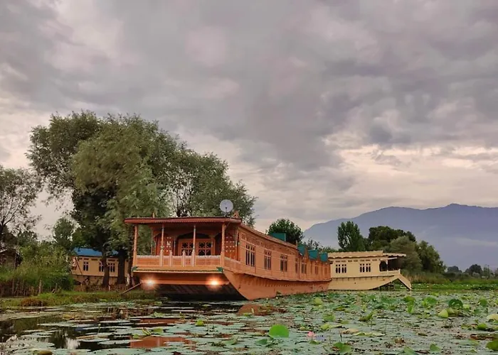 Kings Houseboats Hotel Srinagar 