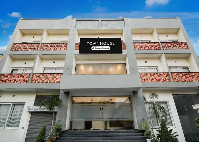 Super Oyo Townhouse Vibhuti Khand Gomti Nagar Formerly Pratham Inn Lucknow