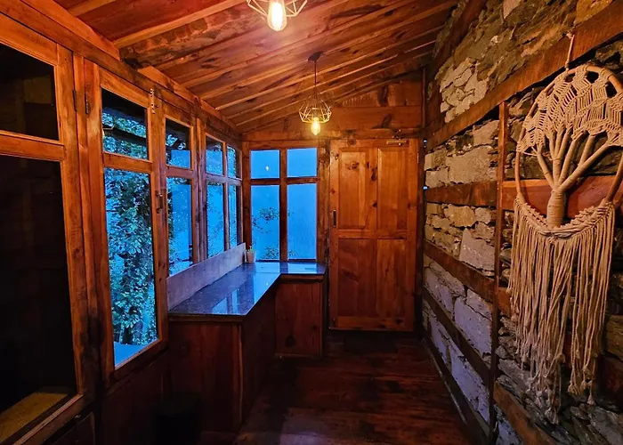 Parvatis Lap Villa & Hostel
